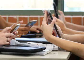Debate grows on cell phone use in schools